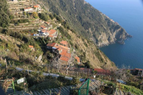 La casetta di Giuly a picco sul mare